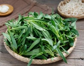 獨家：景甜聚會董文華！飯後送董文華上車並擁抱道別