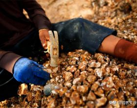 陝西農民挖沙挖到“金蠶”，拒絕文物販子收購，上交後獲百元路費