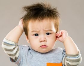 嬰兒耳朵流黃水是什麼原因？