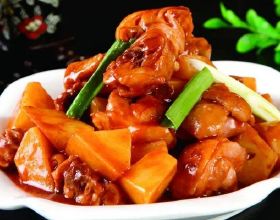 黃燜雞塊傳統魯菜口味鮮，入口爛