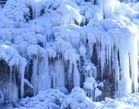 財聯社2月8日電，納指轉跌，此前一度漲近1%，阿里巴巴跌6.4%，Meta Platforms跌超4%