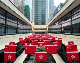 國慶第一天，香港大街小巷披上了“中國紅”