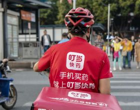 女大學生穿抹胸禮服參加期末考，雙手頻繁提衣服，場面十分尷尬