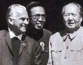 1972年尼克松嫌毛主席贈4兩紅茶太“摳門”，周總理如何巧妙化解