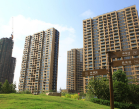 虞書欣近期2則海報穿搭，欣欣子又甜又辣