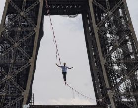 法國勇士埃菲爾鐵塔高空走扁帶 挑戰極限上演“空中芭蕾”