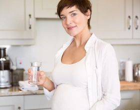 孕媽怎麼喝水，羊水會變得更純淨？別錯過三個時間段，都不會太差