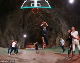 貴州納雍：溶洞裡的籃球場