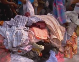 非洲小夥賣舊衣服，一天能賺25萬，這些衣服都是別人捐的！紀錄片