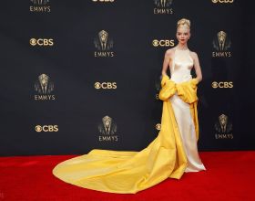 第73屆艾美獎 安雅·泰勒-喬伊黃色禮服亮相紅毯十分亮眼