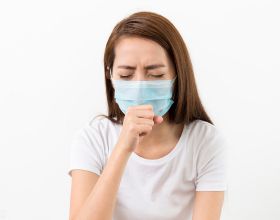 一冷就咳嗽是怎麼回事？醫生：常見以下幾種原因