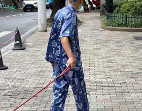 上海6、70歲大爺真敢穿，睡衣配亞瑟士運動鞋，卻意外穿出時尚感