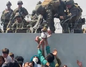 喀布林機場美軍拎過鐵絲網的女嬰經歷了什麼？