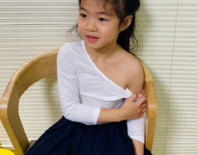 章子怡6歲女兒打針不怕疼！盯著針頭扎入胳膊，一臉淡定膽子超大