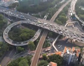 國慶節出門旅遊第一天，全國高速公路堵車一個小時只走了100米