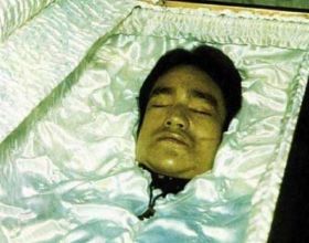 47年前，李小龍慘死在丁佩的床上，背後的原因不止猝死那麼簡單