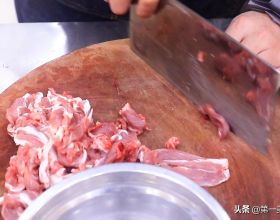做蔥爆羊肉時，大蔥和羊肉一起炒還是分開炒，廚師長教你正確做法