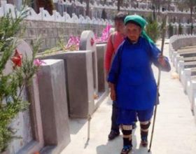 73歲農婦陵園掃墓看到自己墓碑，驚動政府，她到底有何特殊身份？