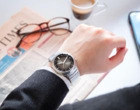 亨利慕時疾速者萬年曆腕錶，品牌兩大標誌性技術工藝完美交融