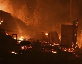 天空被火光映紅！希臘一難民營地突發大火，數百人被疏散