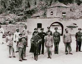47年蔣介石唯一一次到延安，坐在毛澤東的窯洞連發三問：為什麼？