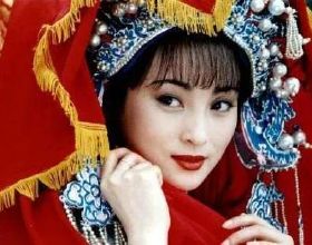 中國古代結婚的鳳冠霞帔，唯美高雅，看女明星們穿上有多驚豔