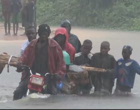 非洲基建究竟有多爛？下場雨，摩托車都要7個人推，一點不誇張