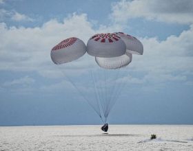 SpaceX首個“平民”太空旅行團圓滿結束 飛船成功返回地球