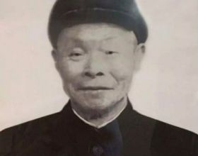 56年，李開文回京接受表彰，毛主席皺眉：老班長，你咋穿這麼少？