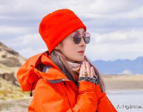 53歲張敏西藏旅遊，紅色服裝很鮮豔，身材與氣質絕佳
