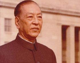 中國第一位沒有軍銜的國防部長，被毛主席大加讚賞，周總理都要搶