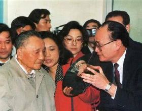 1992年鄧小平到深圳視察，握著一位企業家的手問：你是葉家老二嗎