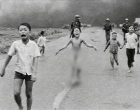 被汽油彈點燃的越南女孩絕望奔跑 這張震撼人心的照片掀起全球反戰浪潮