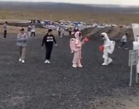 壹現場丨內蒙古有一處活火山火了 遊客扮成“宇航員”拍大片