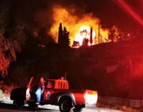 希臘一難民營突發大火 數百人被緊急疏散
