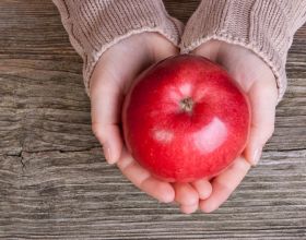 你知道嗎，每個蘋果身上大概有1億個細菌細胞，蘋果還能吃嗎？