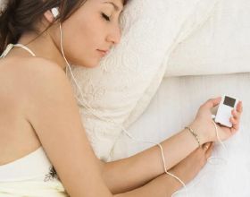 戴耳機入睡，對身體危害有多大？