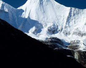梅里雪山海拔僅6740米，為何至今仍是處女峰？