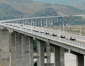 雲南有座“獨一無二”的大橋，全天有人看守，每次僅能透過一輛車