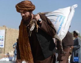 阿富汗：領取糧食
