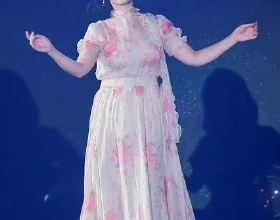 楊鈺瑩才是阿姨輩頂流，穿一件經典的碎花連衣裙，高階減齡