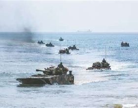 水際灘頭 鐵甲衝鋒——東部戰區陸軍某兩棲合成旅海上訓練掠影