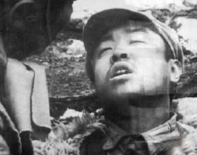 長征中，警衛員為救毛澤東而犧牲，主席為他蓋被，將辣椒粉灑墓上