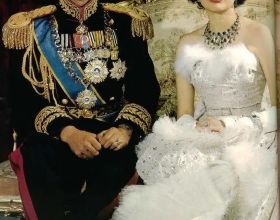 伊朗美豔王后：18歲被寵上天，30公斤婚紗鑲滿珠寶，8年不孕被棄