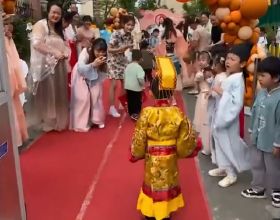 江蘇一幼兒園舉辦漢服活動，小男孩穿皇帝裝入場，老師們瞬間看懵