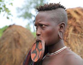 非洲唇盤族的女人：嘴唇上盤子的尺寸越大，收到的彩禮就越多