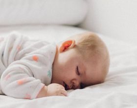 為什麼寶寶喜歡趴著睡？背後有這四大原因，利弊父母要提前瞭解