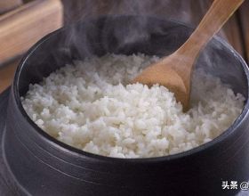 只用水蒸不出好米飯！牢記5個技巧，米飯油亮鬆軟，香甜不發黏