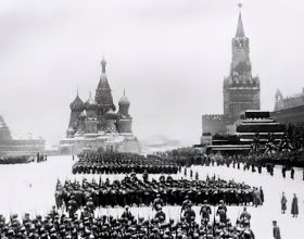 1941年莫斯科紅場閱兵 兩輛坦克經過觀禮臺後突然掉頭 斯大林很驚訝