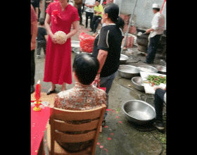 安徽：婚禮現場，新娘被人按頭向公婆鞠躬，這一按害了誰的心？